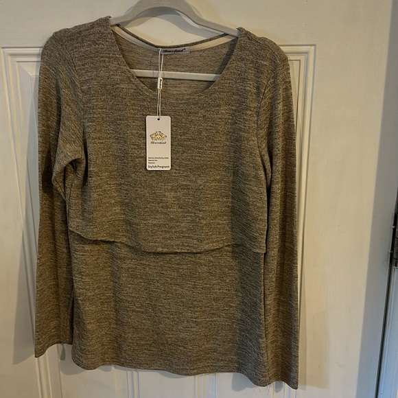 Maternity bundle.. 4 pieces. NWT black pants and NWT black crop, 2 tops, 1 NWT - Picture 12 of 14